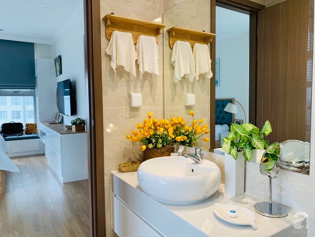 Phòng tắm được decor tỉ mẩn từng chi tiết nhỏ.