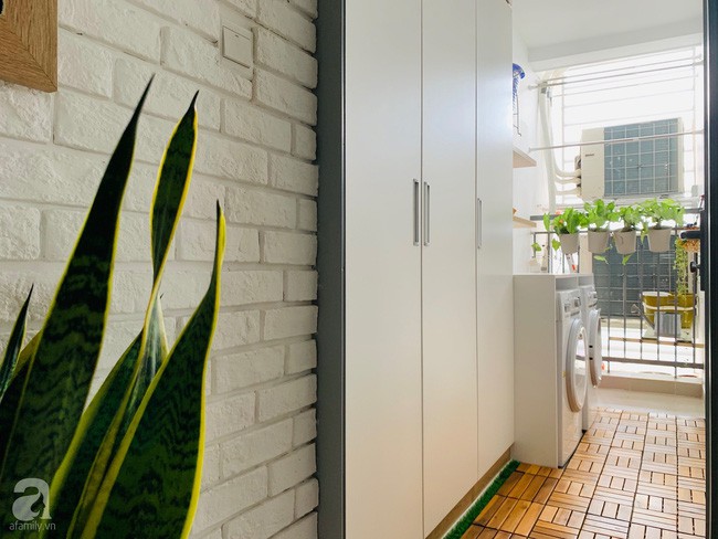 Căn hộ tận dụng tối ưu những góc chết, kể cả những lối nhỏ hẹp, mọi vật dụng đều được đo ni đóng giầy và có chốn riêng để lưu trữ.