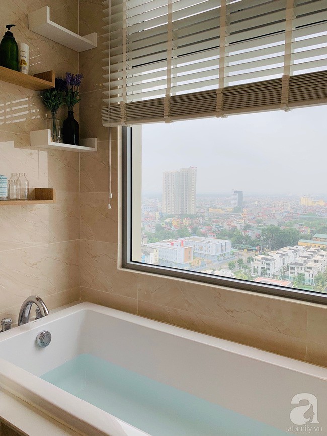 Góc bồn tắm có view thoáng sáng.