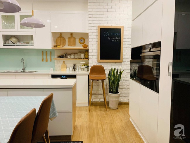 Không gian bếp đẹp ấn tượng nhờ sự gọn gàng, vật dụng xinh xắn.