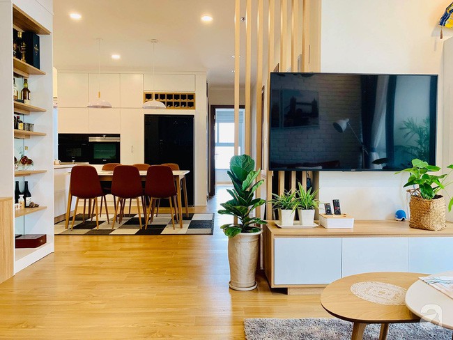 Từ bàn trà phòng khách có thể bao quát và nhìn ngắm mọi hoạt động của bếp.