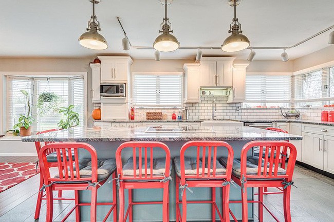 Chỉ cần chọn ghế màu hồng cam, kết hợp phụ kiện, vật dụng trang trí hay đồ trong bếp có cùng tông màu là đã tạo nên bí quyết làm mới không gian bếp.