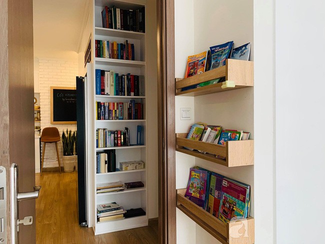 Sách được cất giữ mọi nơi trong nhà, kể cả những lối đi hành lang hẹp.