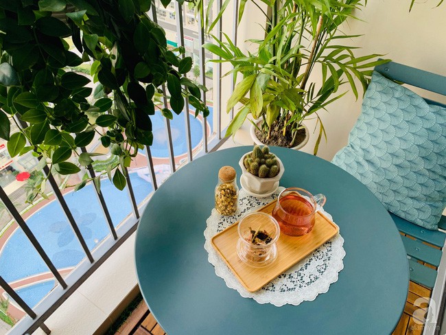 Góc ban công vô cùng đặc biệt với cách decor ngẫu hứng của người phụ nữ yêu tổ ấm của mình.
