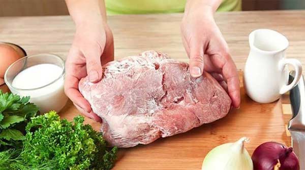 
Kh&ocirc;ng để nguy&ecirc;n cả tảng thịt trước khi cho v&agrave;o tủ lạnh. Ảnh minh họa
