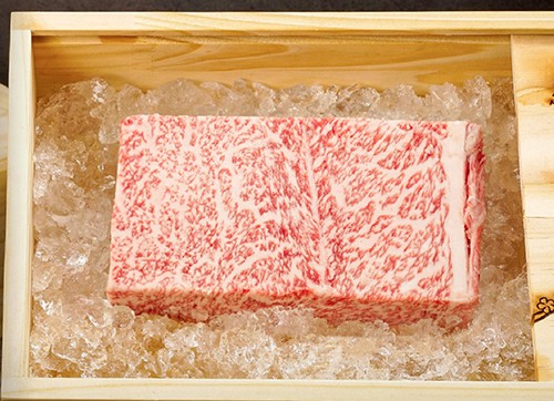 Miếng thịt bò nặng khoảng một kg được đặt trong hộp gỗ được báo giá 10,5 triệu đồng.