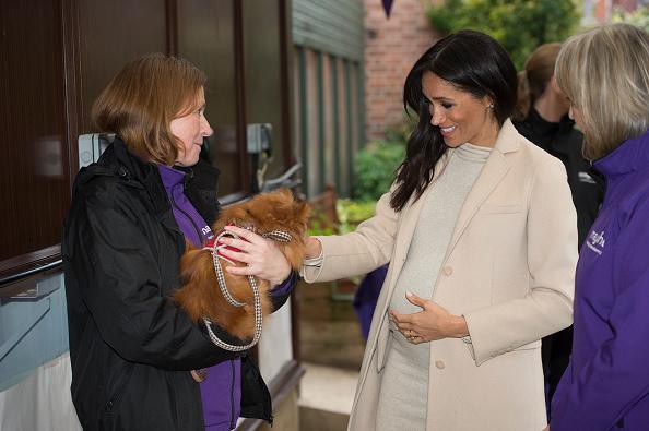 Meghan lu&ocirc;n t&igrave;m c&aacute;ch khoe bụng bầu của m&igrave;nh mọi l&uacute;c mọi nơi.
