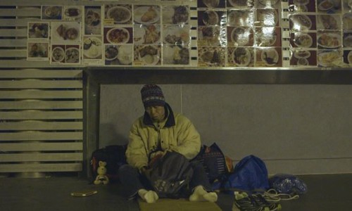 Simon Lee g&agrave; gật b&ecirc;n h&ocirc;ng cửa h&agrave;ng b&aacute;n đồ ăn vặt trong c&ocirc;ng vi&ecirc;n Victoria, Hong Kong. Ảnh: SCMP.