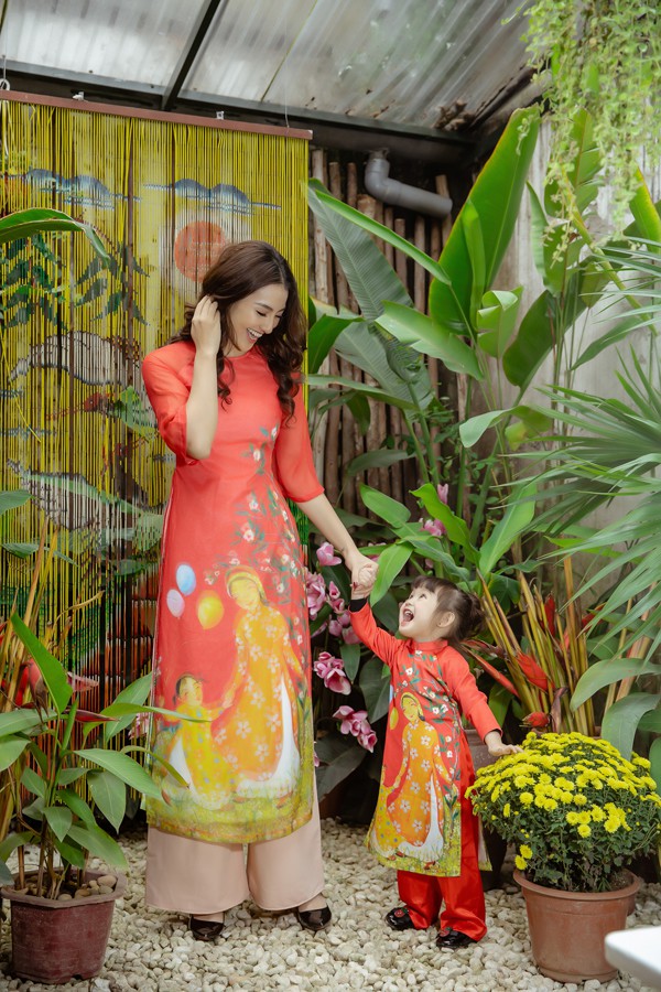 Hai mẹ con Hồng Quế cùng diện áo dài đôi do Ngọc Hân thiết kế. Những trang phục được Hoa hậu Việt Nam 2010 may riêng và tặng cho hai mẹ con nữ người mẫu.