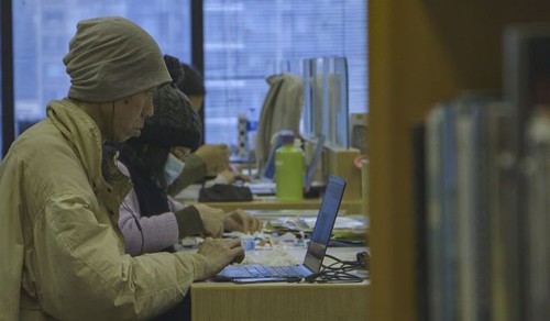 Simon Lee viết blog tại thư viện trung t&acirc;m ở vịnh Causeway, Hong Kong. Ảnh: SCMP.