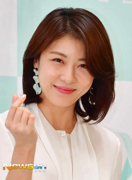 41 tuổi, gương mặt Ha Ji Won dường như không có dấu hiệu của thời gian.