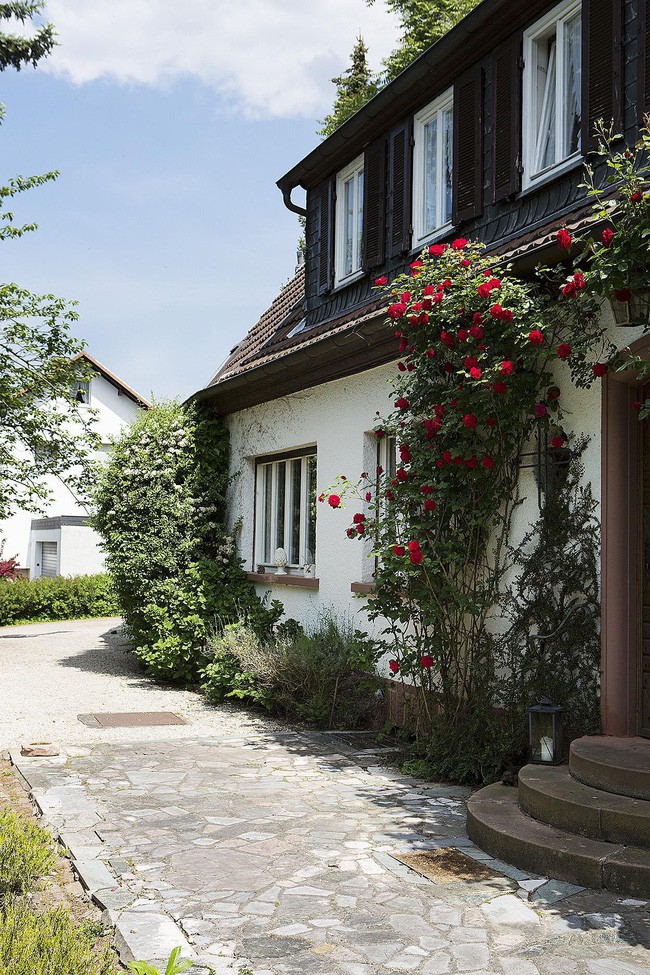 Ngôi nhà được bao quanh bởi lối đi ốp đá đơn giản.