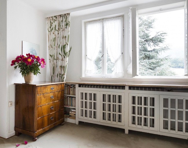 Bên trong ngôi nhà cũng được chọn lựa nội thất màu trung tính giúp những vật dụng, phụ kiện trang trí với họa tiết thiên nhiên trở thành điểm nhấn nổi bật, giúp không gian có sự liên kết ăn ý với không gian bên ngoài.