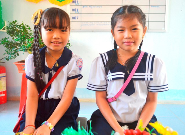 Hai học sinh Như Ý và Ngọc Ý (từ phải qua). Ảnh: Phú Thuận.