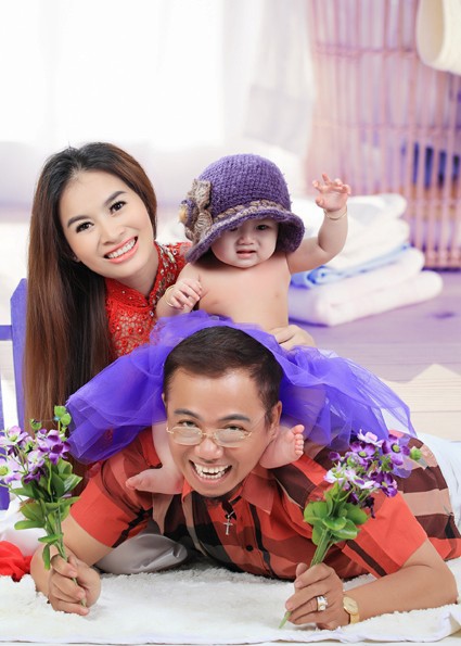 Gia đình hạnh phúc hiện tại của nghệ sĩ Hồng Tơ