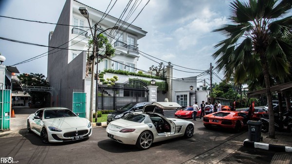 Cảnh sát Indonesia đang truy tìm chủ sở hữu thực sự của những chiếc siêu xe chưa đóng thuế.