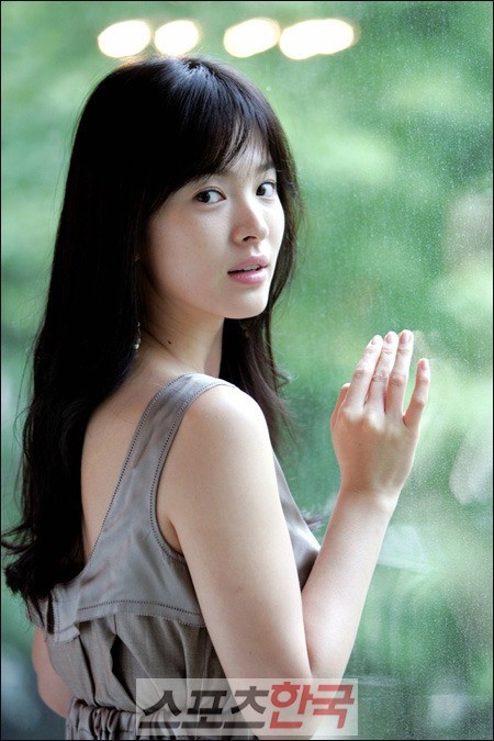 Chẳng cần đến mấy lớp phấn son, Song Hye Kyo tuổi đôi mươi đẹp rạng rỡ, không tì vết.