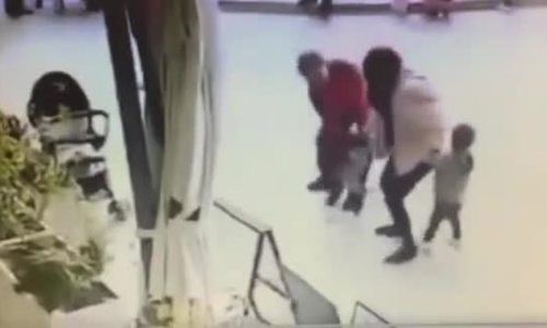 
B&eacute; g&aacute;i bị bắt c&oacute;c. Ảnh cắt từ clip
