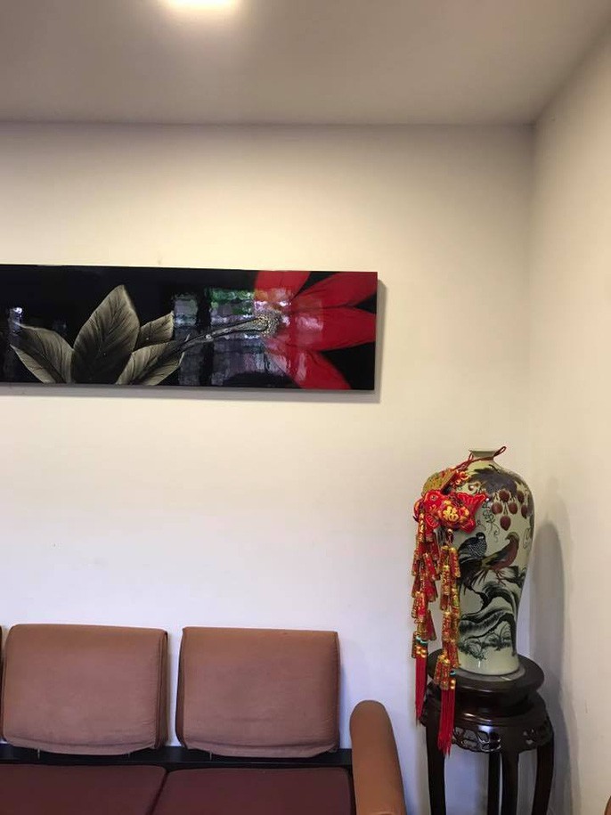 Bình cắm hoa đẹp duyên dáng ở góc phòng.