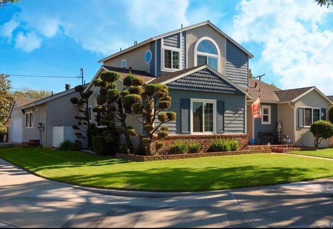 Phía trước nhà có cây cổ thụ che bóng mát, tạo không gian thoáng đãng cho căn nhà.