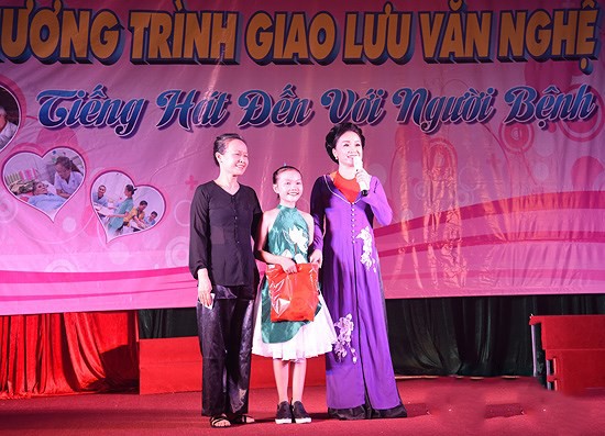 
NSND Hồng Lựu và Hà Quỳnh Như đã hát tặng các bệnh nhân trong một chương trình thiện nguyện tại Nghệ Tĩnh
