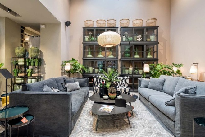 Không gian phòng khách thứ ba là một thách thức lớn dành cho chủ nhân. Khoảng diện tích được thiết kế nền nã với màu sắc thanh lịch xanh xám đủ để mọi người cảm nhận được nét ấm cúng và ấn tượng. Từ màu sắc đến ánh sáng đều ưu tiên lựa chọn những gam màu tự nhiên, được chọn lựa kỹ càng với họa tiết của gạch sàn cân đối bảng màu, giúp không gian tiếp khách đẹp mê hoặc ai nhìn cũng thích thú.