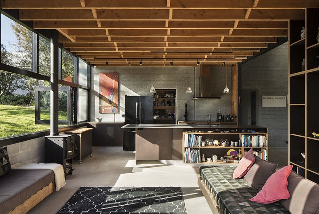 Khu vực tiếp khách và nhà bếp của Modern Bay House với một tầng lửng sành điệu ở trên.