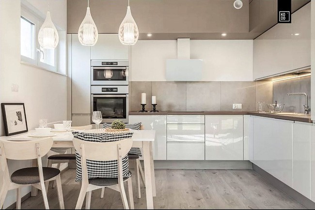 Không gian phòng bếp & ăn với gam màu trắng chủ đạo.