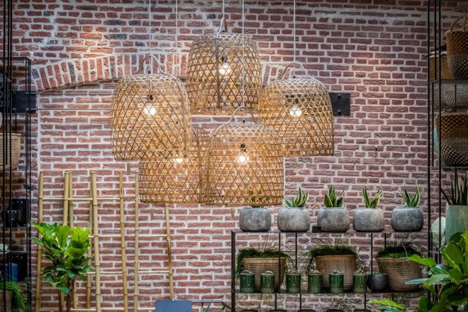 Những chi tiết đèn lồng bằng mây tre đan được thiết kế bên cạnh tường gạch trần, giúp không gian như toát lên nét bình yên và ấm cúng, thân thiện và gần gũi với tự nhiên.