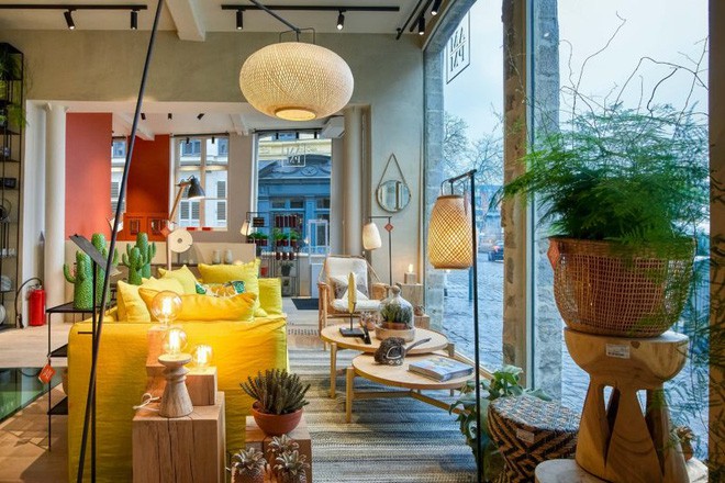 Khi ánh sáng tự nhiên kết hợp hài hòa với ánh sáng trong căn hộ, đủ để mọi người cảm nhận được thật gần nét đẹp tinh tế và đáng yêu cho không gian sống.