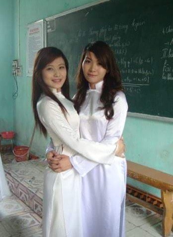 
Việt Chinh (trái) thời nữ sinh.
