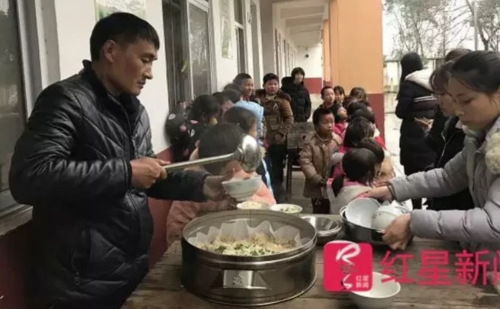 Hiệu trưởng Zhang chuẩn bị bữa ăn cho học sinh suốt 4 tháng nay. Ảnh: SCMP