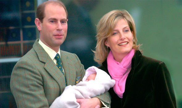 Nữ bá tước Wessex và Hoàng tử Edward bên ngoài Bệnh viện Frimley Park vào năm 2003.