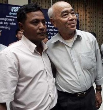 
Norng Chan Phal (trái) và ông Hồ Văn Tây tại Campuchia năm 2009. Ảnh: Reuters.
