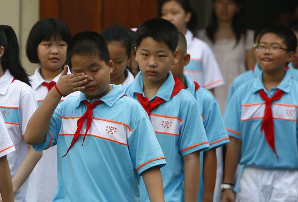 Nhiều học sinh sống mệt mỏi vì bài tập về nhà. Ảnh: China Daily.