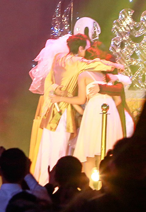 Hình ảnh cả gia đình ôm nhau tình cảm trên sân khấu khiến nhiều người xúc động. Chế Phong và Thanh Thanh Hiền đã trải qua đổ vỡ nên cả hai rất trân trọng hạnh phúc hiện tại.