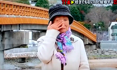 Bà Jiangtou Xiaozi không kìm được nước mắt khi nói về tình cảm với chồng. Ảnh: Youtube.