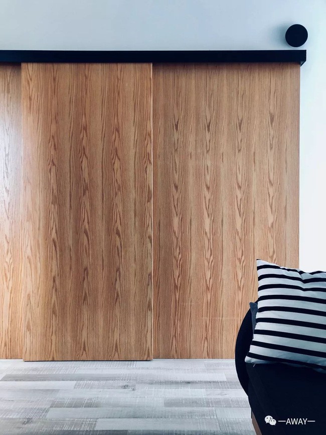 Tủ đựng đồ được sắp đặt dạng cánh trượt để tăng diện tích sử dụng cho không gian bên ngoài.