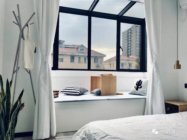 Góc thư giãn, đọc sách bên cửa sổ.