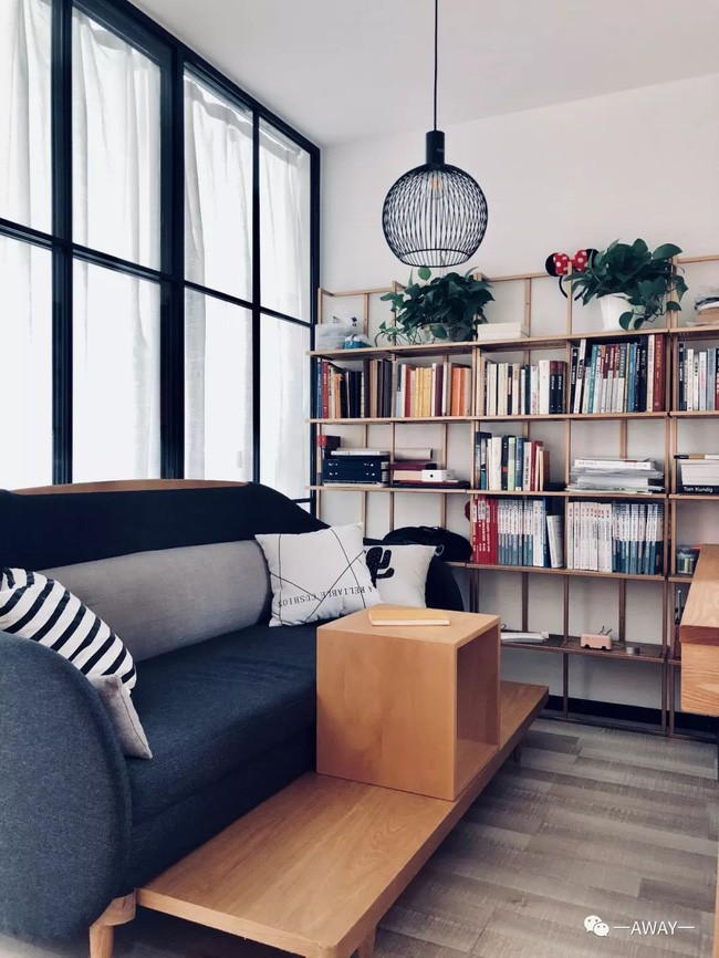 Không chiếm nhiều diện tích nhưng với cách bố trí khéo léo, cặp vợ chồng trẻ luôn cảm thấy thoải mái, an yên khi sống trong tổ ấm của mình.