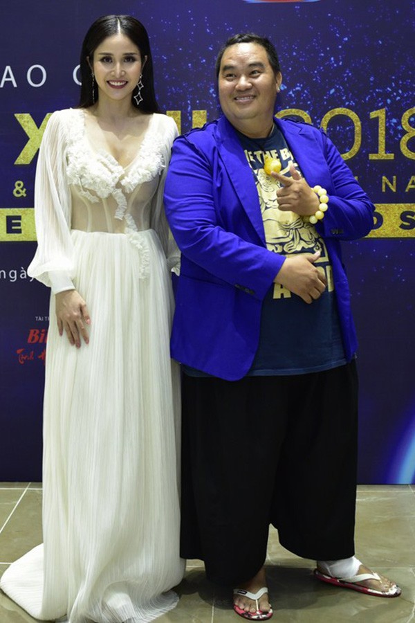 Huỳnh Thảo Trang sóng đôi nhà sản xuất - diễn viên Hoàng Mập tại sự kiện. Cô được vinh danh Gương mặt truyền hình triển vọng (do HĐNT bình chọn) nhờ vai diễn trong phim Nhà ông Hoàng có ma.