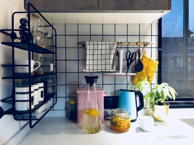 Góc bếp khéo léo được đặt thêm móc treo giúp lưu trữ nhiều đồ đạc.