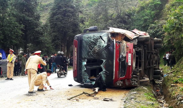 Vụ tai nạn khiến phần đầu xe khách hư hỏng nặng.