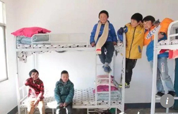 Wang Funan vui vẻ trong phòng nghỉ ngơi tại trường cùng bạn bè.