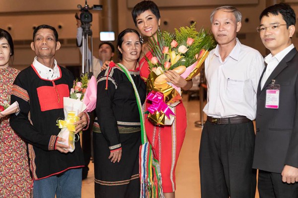
Hhen Niê hạnh phúc khi được bố mẹ và lãnh đạo tỉnh Đắk Lắk đến đón tại sân bay.
