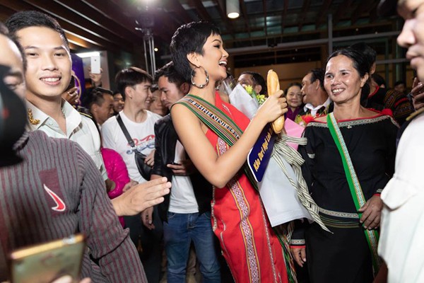 
Người đẹp Ê-đê hạnh phúc trong vòng tay của fan tại quê nhà.
