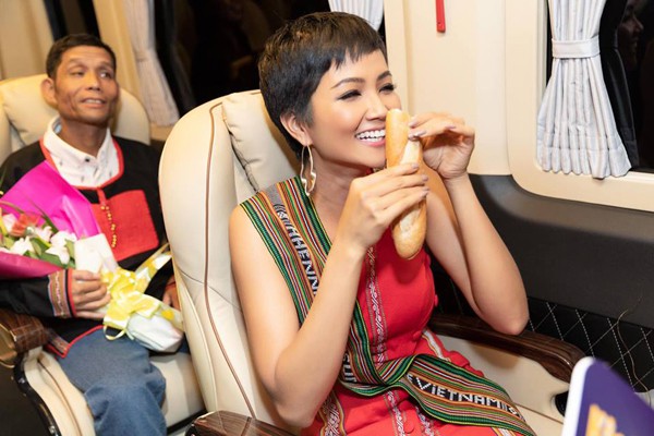 
Sau tiệc chào mừng, người đẹp lên xe trở về nhà cũng bố mẹ.
