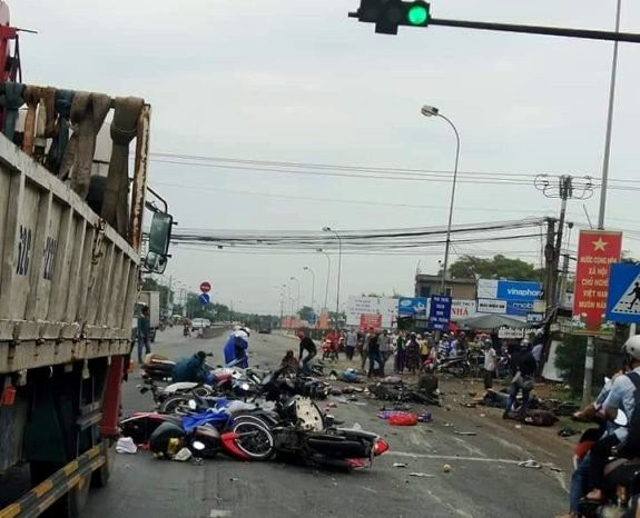 Hiện trường vụ tai nạn giao thông thảm khốc làm 4 người chết, 18 người bị thương ở Long An.