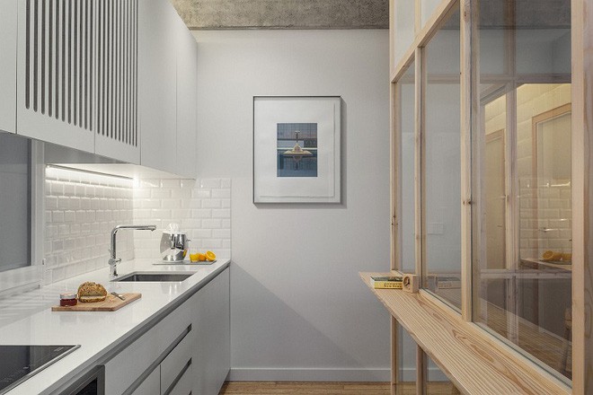 Ngôi nhà nổi bật bởi nét đối lập giữa hai chất liệu sắt thép và gỗ mảnh. Phía ngoài của không gian phụ đều được sử dụng chất liệu sắt thép với những cột dầm cứng cáp và chắc chắn.