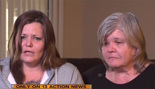 Mẹ (trái) và bà của nghi phạm Krystal Whipple. Ảnh: ABC News